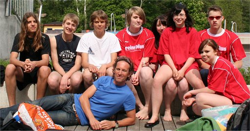 Unsere Beachvolleyballer (sitzend bzw. hockend) mit Herrn Fischer (liegend mit Plastiktüte)